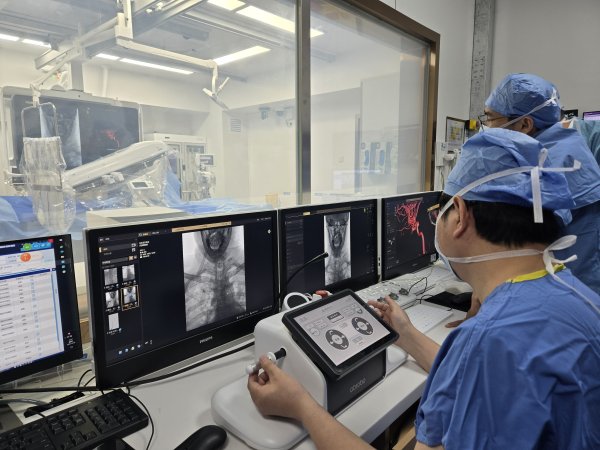 东方配资 医工融合助力广东省人民医院完成脑血管介入机器人首例手术